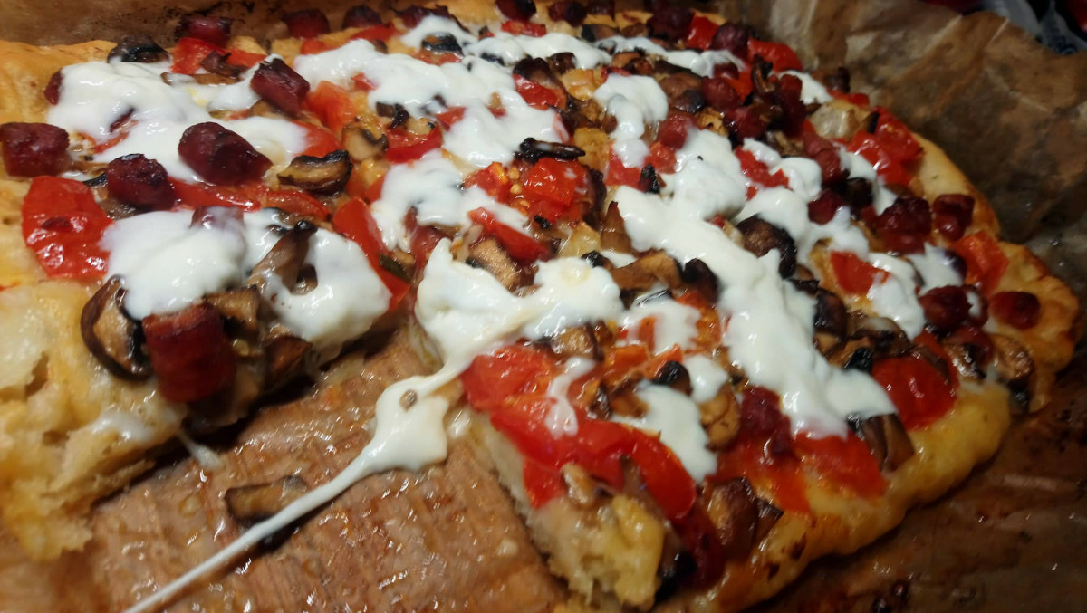 Ароматна пица с горски гъби, моцарела и колбас - първо,
