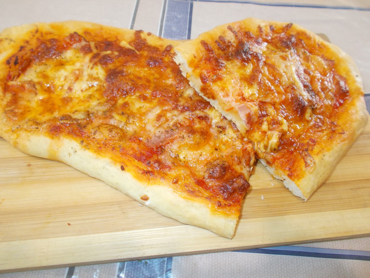 Домашно приготвена пица, с бекон и моцарела, които си съвпадат
