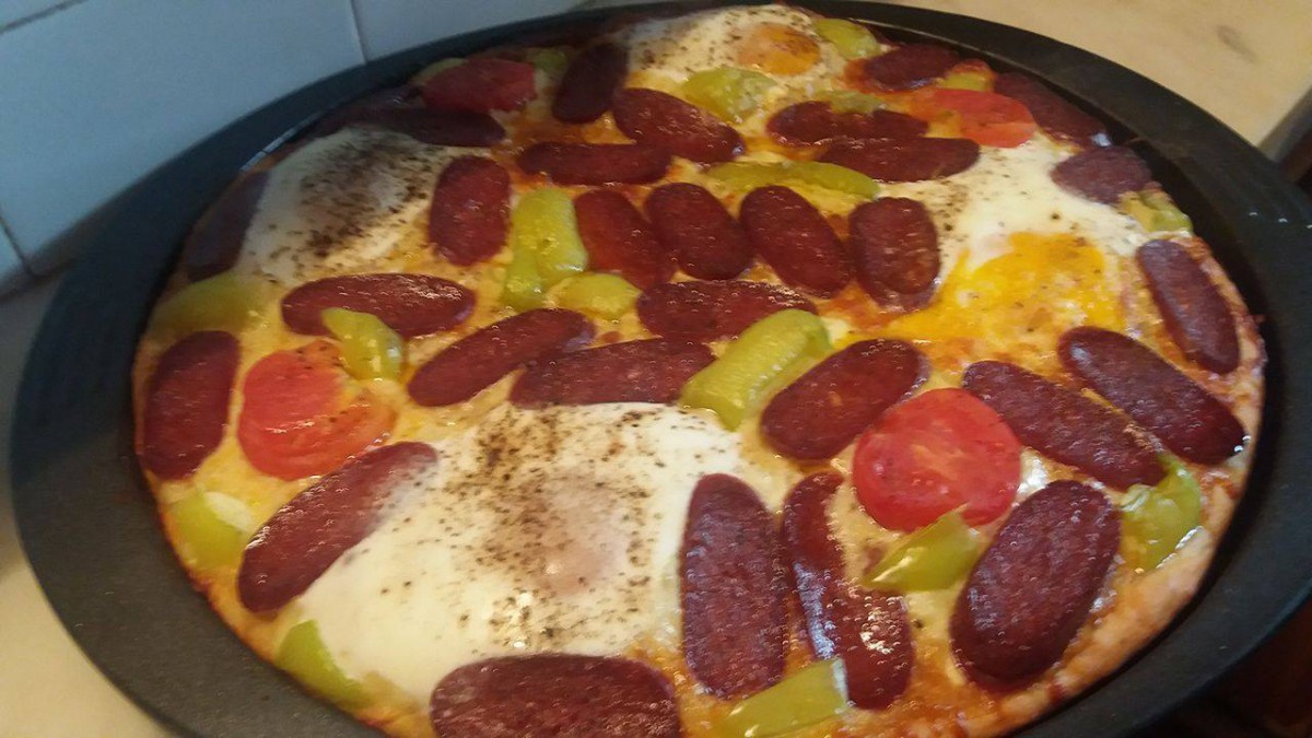 Бърза пица за гладници - вкусна и приготвена за нула