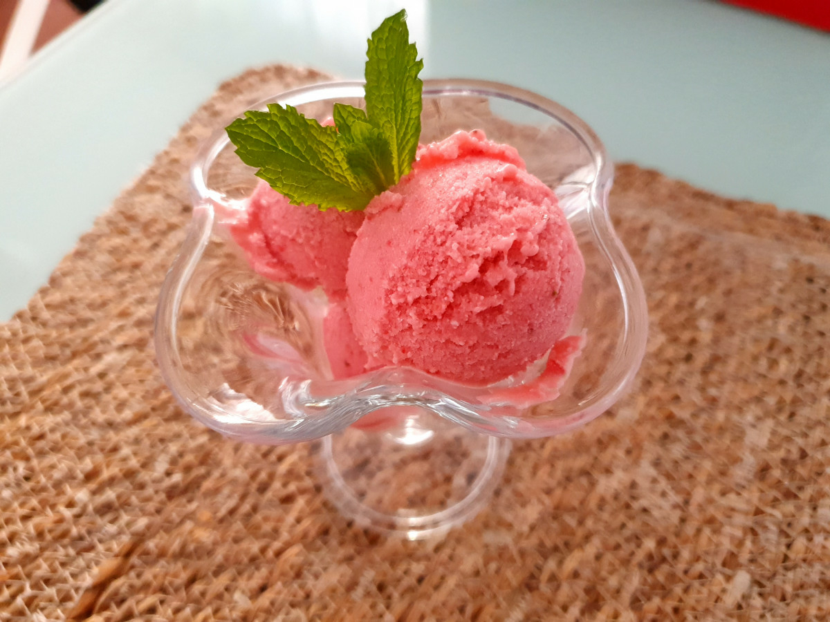 Свеж домашен сладолед с ягоди цялото семейство го обожаваНеобходими