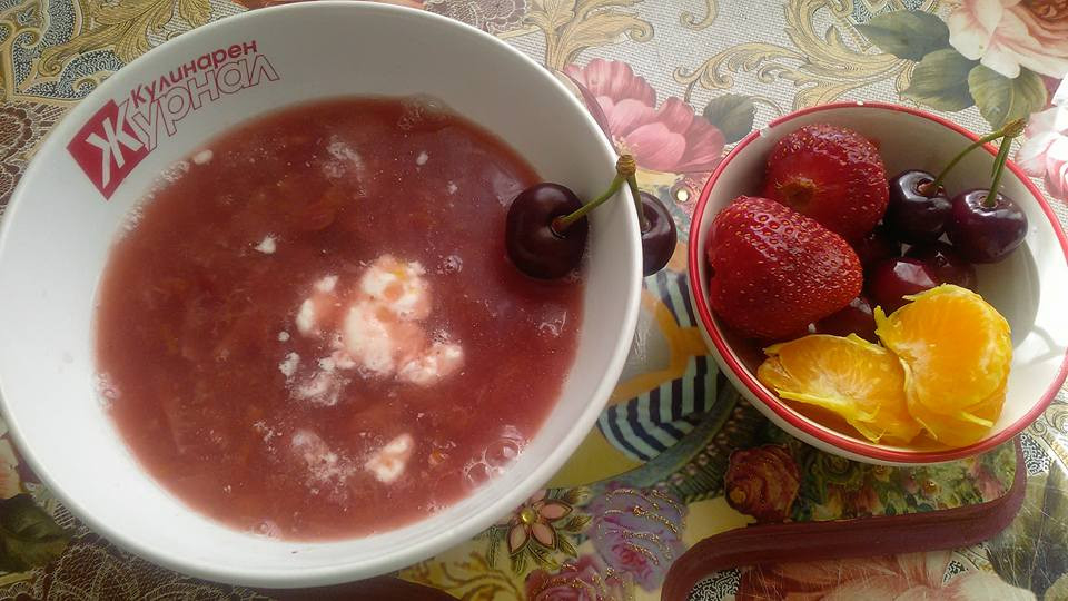 Посрещнете лятото с ароматна студена супа с грисНеобходими Продукти● череши
