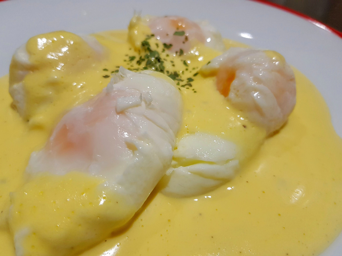 Поширани яйца със сос Холандез само погледнете чинията и