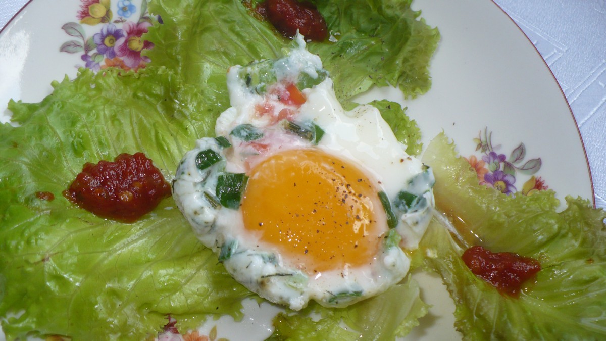Свежа идея за вкусна вечеря цветни поширани яйца които