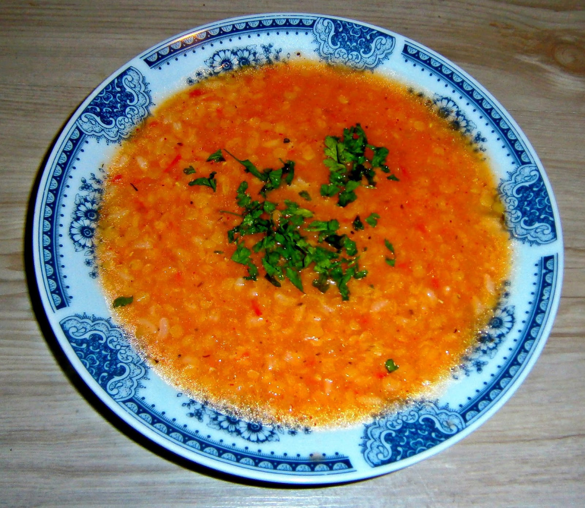 Топла супичка с червена леща и ориз с която може