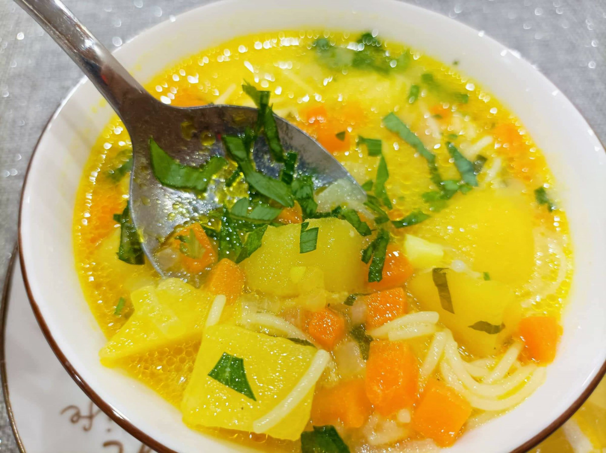 Традиционната картофена супа със застройка среща ориенталската куркума, за да