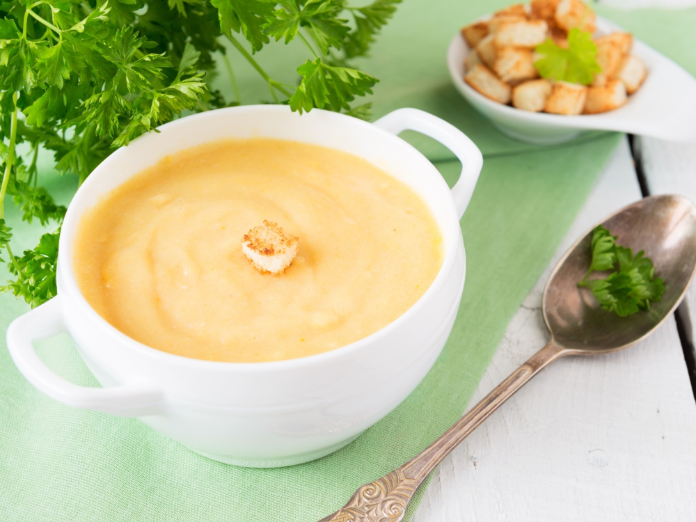 Класическа крем супа с картофки приготвена с крутончета поръсенаНеобходими
