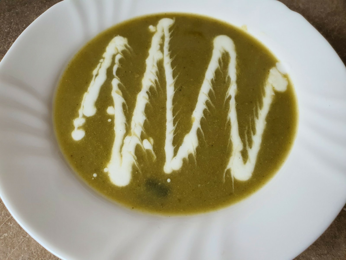 Вкусна крем супа от броколи зелен лук и телешко