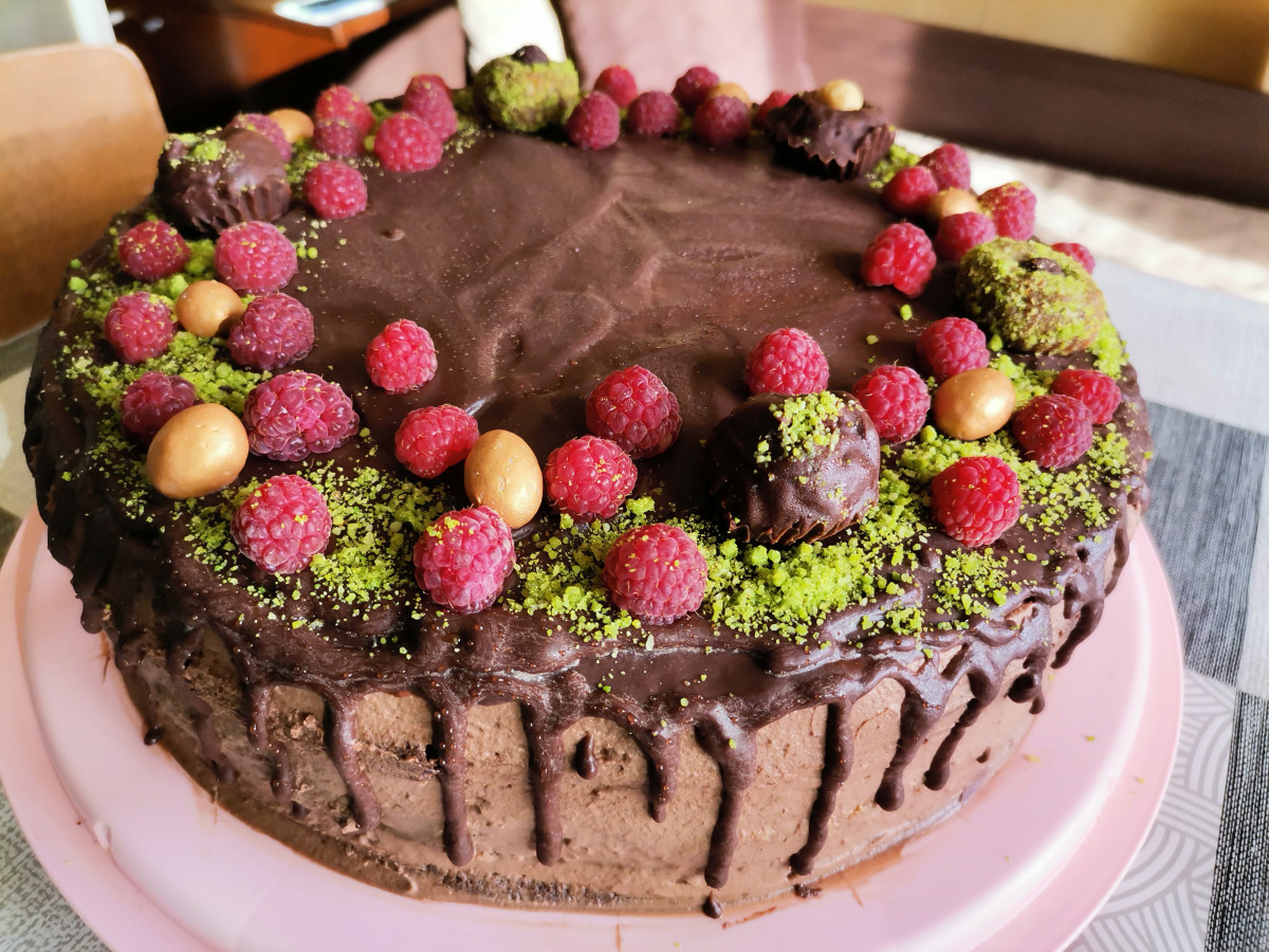 Великолепна шоколадова торта която просто няма нужда от представянеНеобходими Продукти●