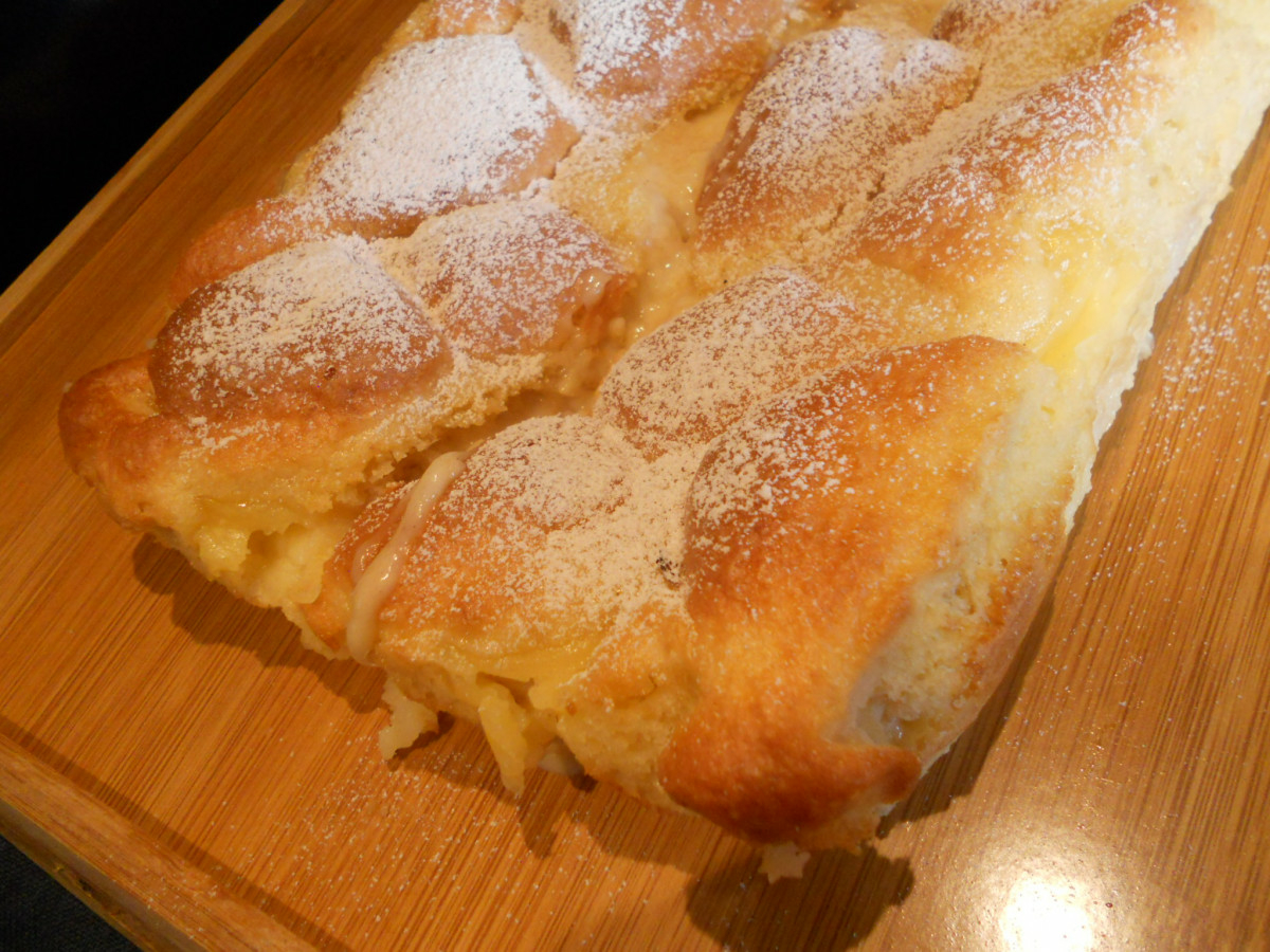 Невероятен десерт от ябълки в кейково тесто с крем ванилия