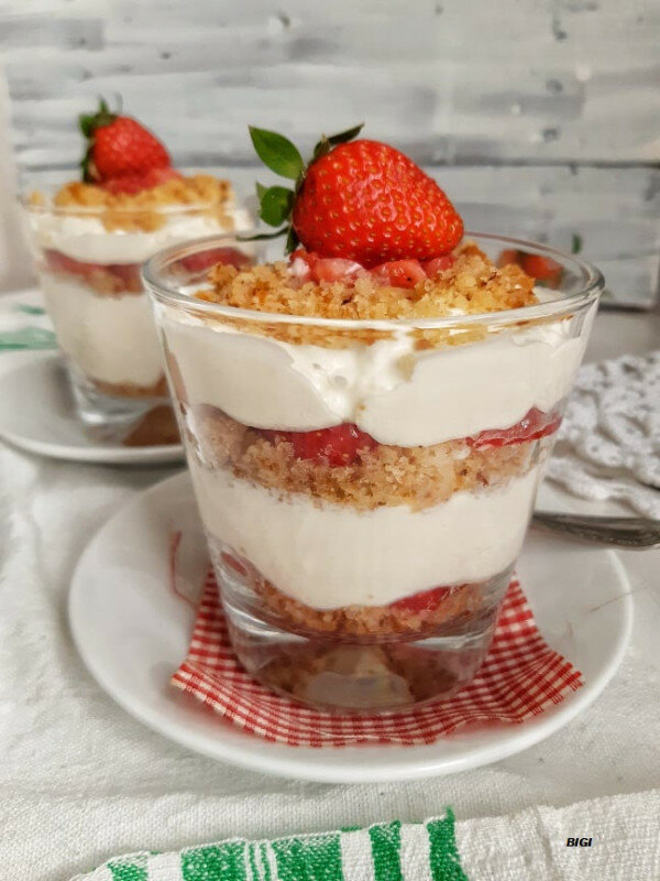 Бърз десерт с ягоди за неочаквани гостиНеобходими Продукти● ягоди