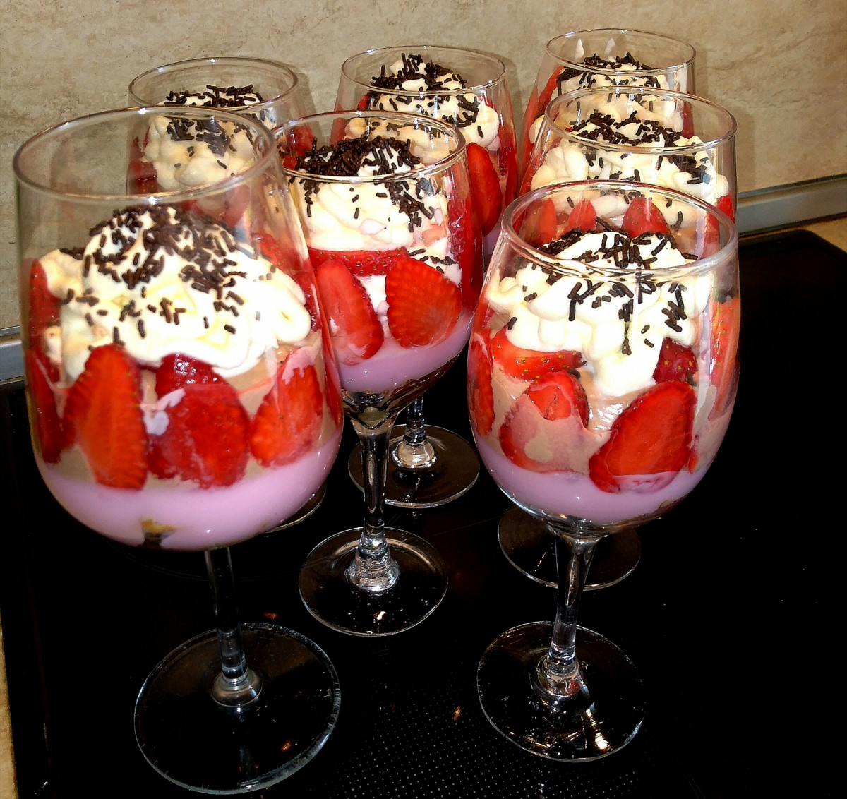 Наслаждаваме се на ягодовия десерт в чаша и ви съветваме