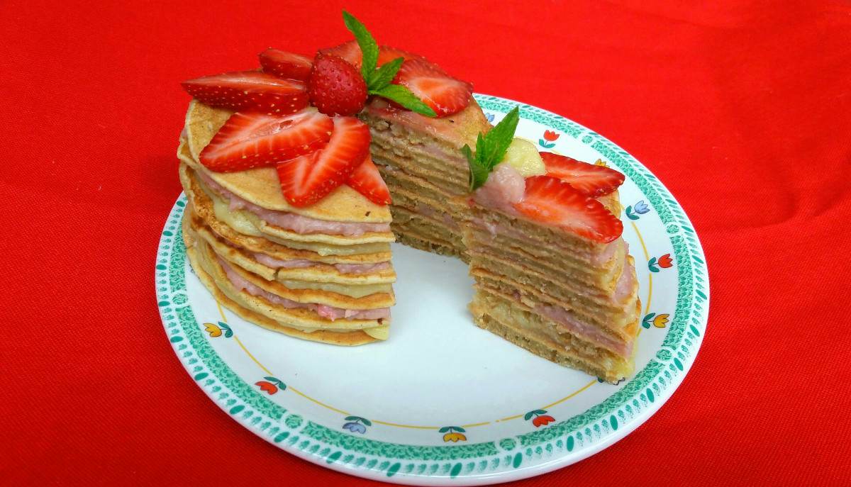 Бихме приготвили тази ягодова палачинкова торта и без повод