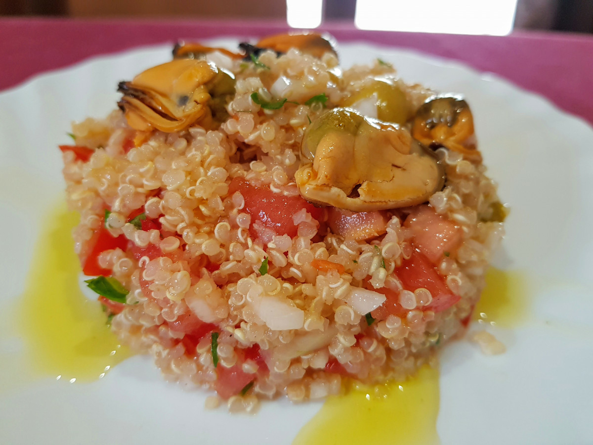 Бърза лесна и вкусна средиземноморска салата с куп любими продукти