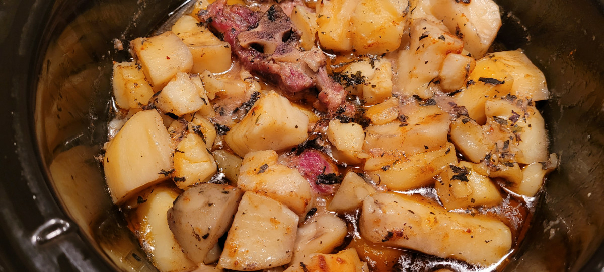 Приготвянето на свинско с картофи в тенджера за бавно готвене