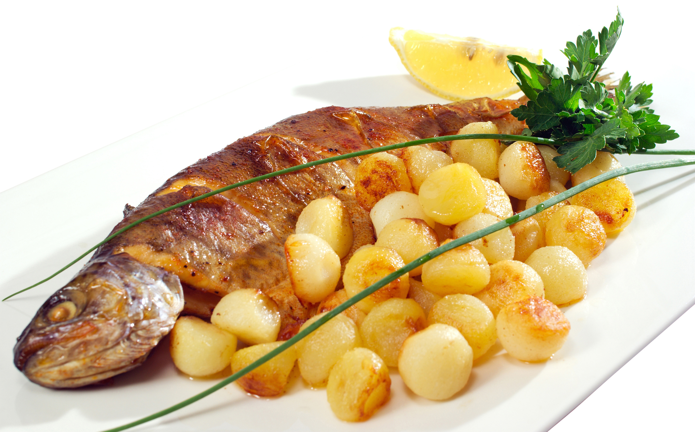 Вареная картошка с рыбой. Рыба с картошкой. Жареная рыба с картошкой. Рыба запеченная с картофелем. Рыба с жареным картофелем.