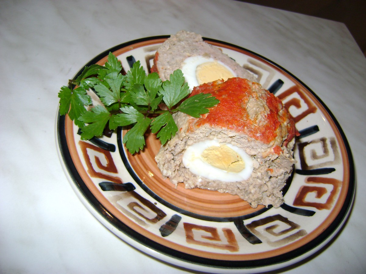 Снимка: Руло от кайма с варени яйца и доматено пюре