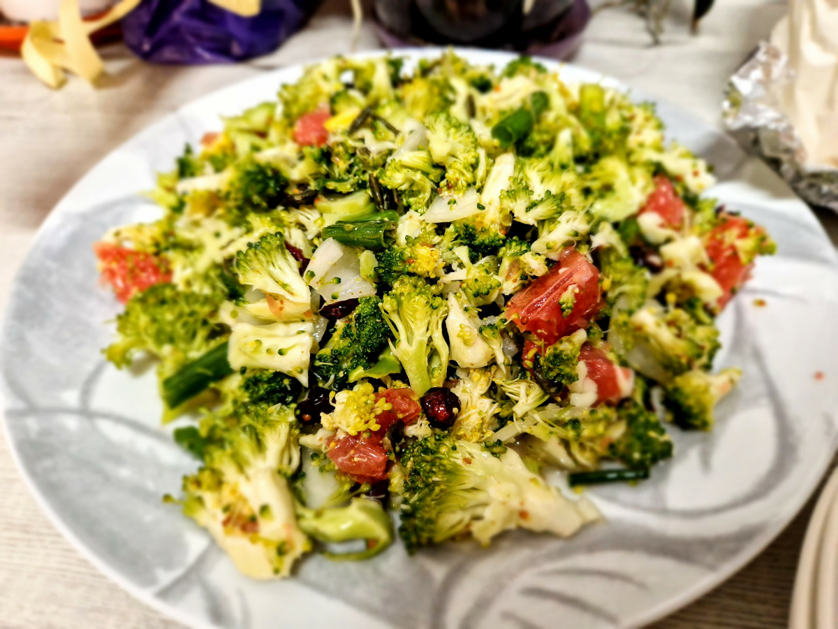 Витаминозна салата със сурови броколи и свеж вкус на грейпфрутНеобходими