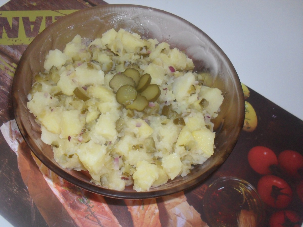 Решихме да добавим към любимата картофена салата малко кисели краставички