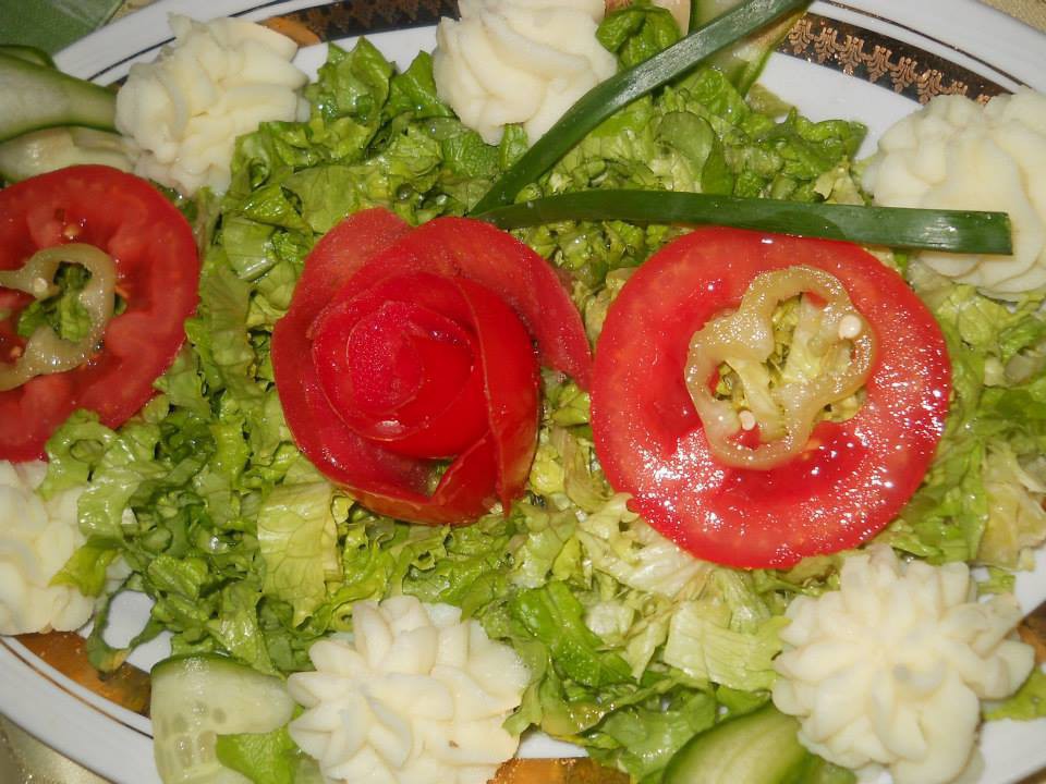 Лесна и вкусна зелена салата с чудни картофени розички за