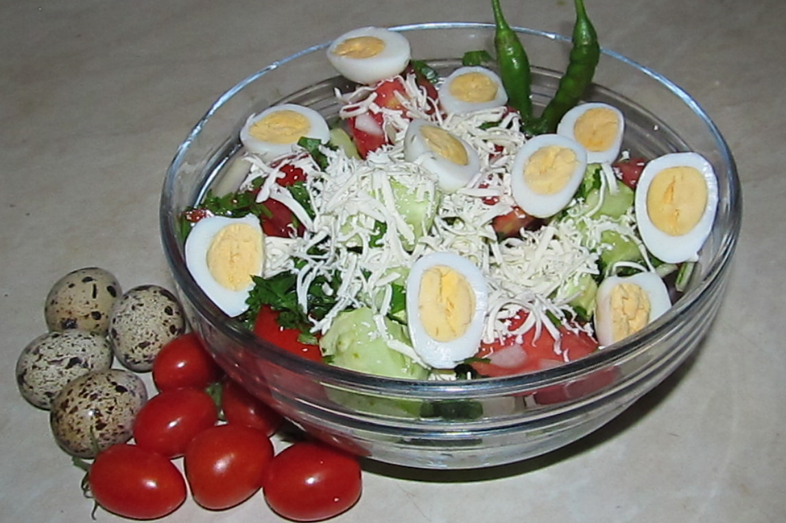Класика любимата свежа салата разнообразена с няколко пъдпъдъчи яйцаНеобходими