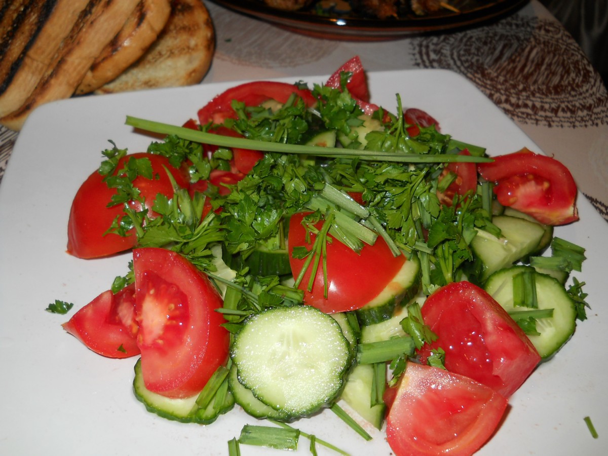 Зеленчукова салата готова за броени минуткиНеобходими Продукти● домати 2