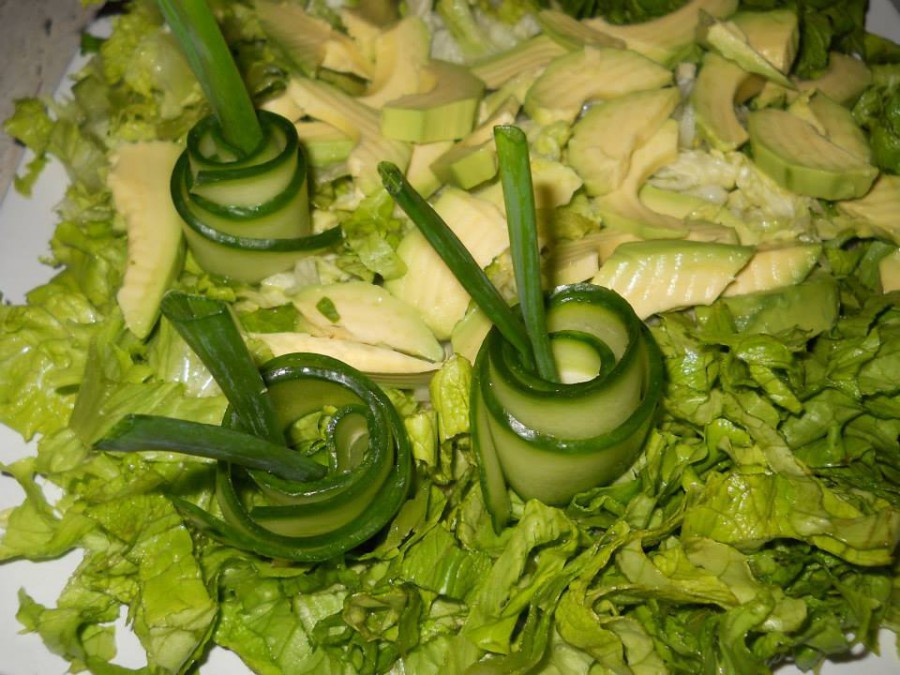 Свежа зелена салата богата на ценни витаминиНеобходими Продукти● салата айсберг