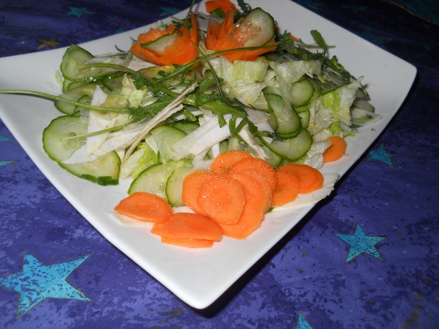 Една по различна но много вкусна зеленчукова салаткаНеобходими Продукти● айсберг