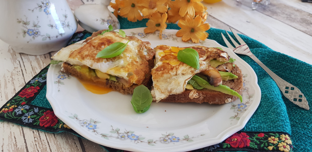 Романтична закуска сандвич с авокадо гъби и яйцеНеобходими Продукти●