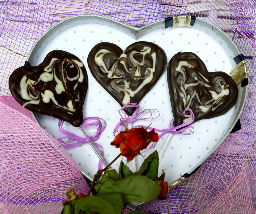 Да зарадвате любимия човек с шоколадово сърце на клечка е