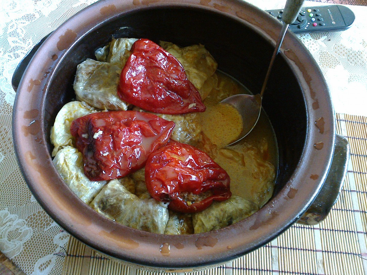 Тази рецепта съчетава две от най-любимите ястия на българите сърми