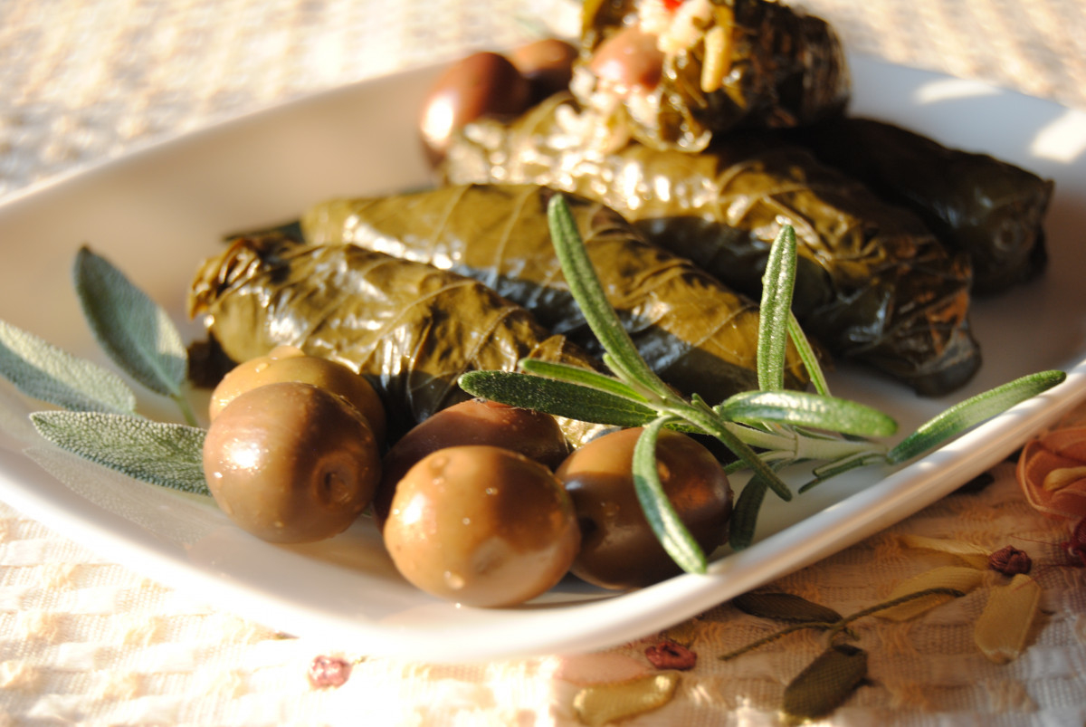 Страхотни лозови сармички от гръцката кухня Необходими Продукти● лозови листа