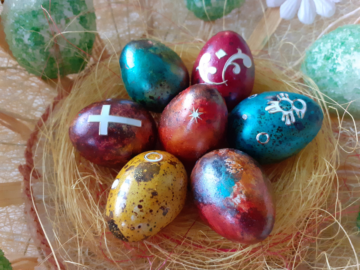 Най красивите великденски яйца стават със седефени разноцветни боиНеобходими Продукти● яйца