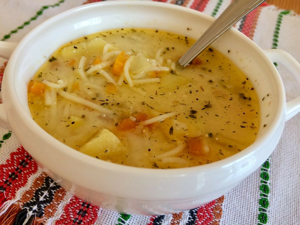 Няма по-вкусна от селската супа, особено ако си я хапвате