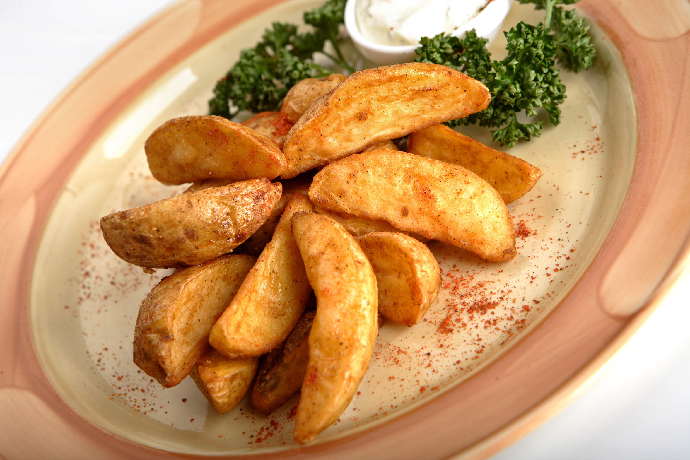 Тази рецепта за пикантни печени картофи с къри и копър