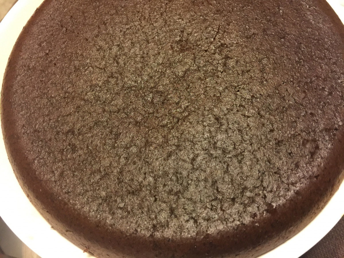 Най вкусната домашна торта се прави с ръчно приготвен шоколадов пандишпанов