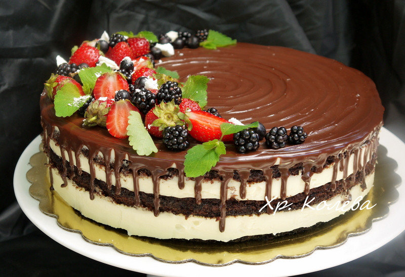 Насладете се на всяка хапка от шоколадовата торта с ягоди