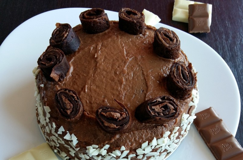 Пожелаваме ви бомбастично вкусен шоколадов ден като тази палачинкова торта