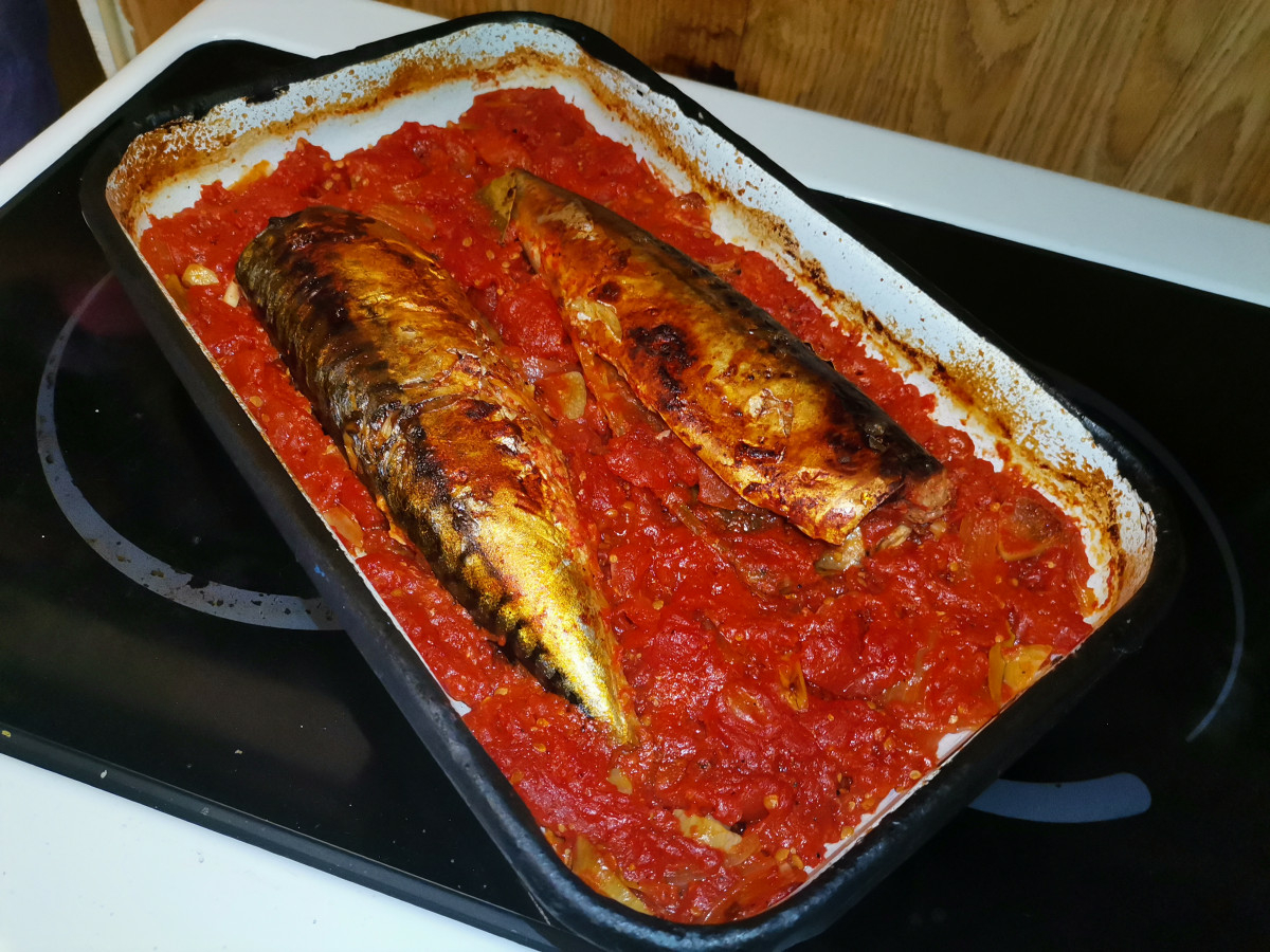 Перфектната комбинация печена риба с домати на фурна Гарнитурата