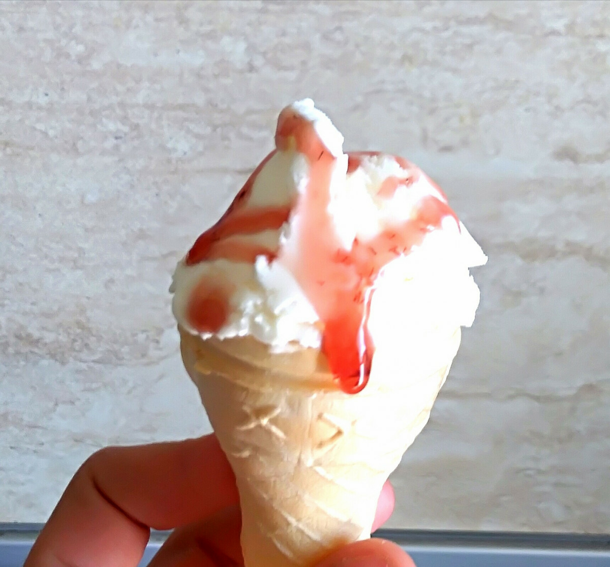 Домашен ванилов сладолед с вкусен ягодов топинг просто незаменимНеобходими