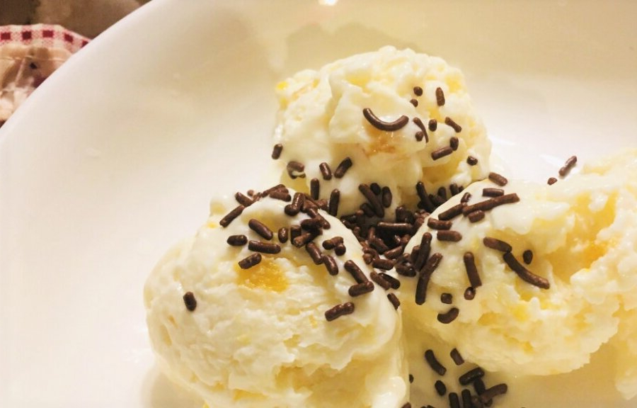 Домашен ванилов сладолед с праскови удоволствие за небцето което