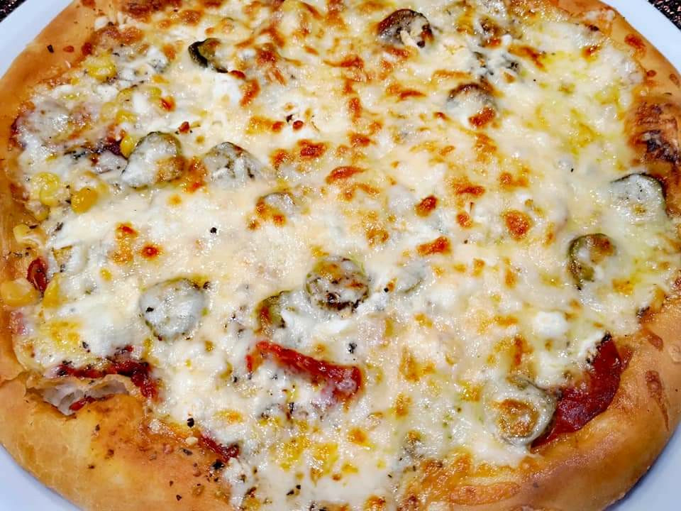 Богата пица с шунка и яйца - част от удоволствията