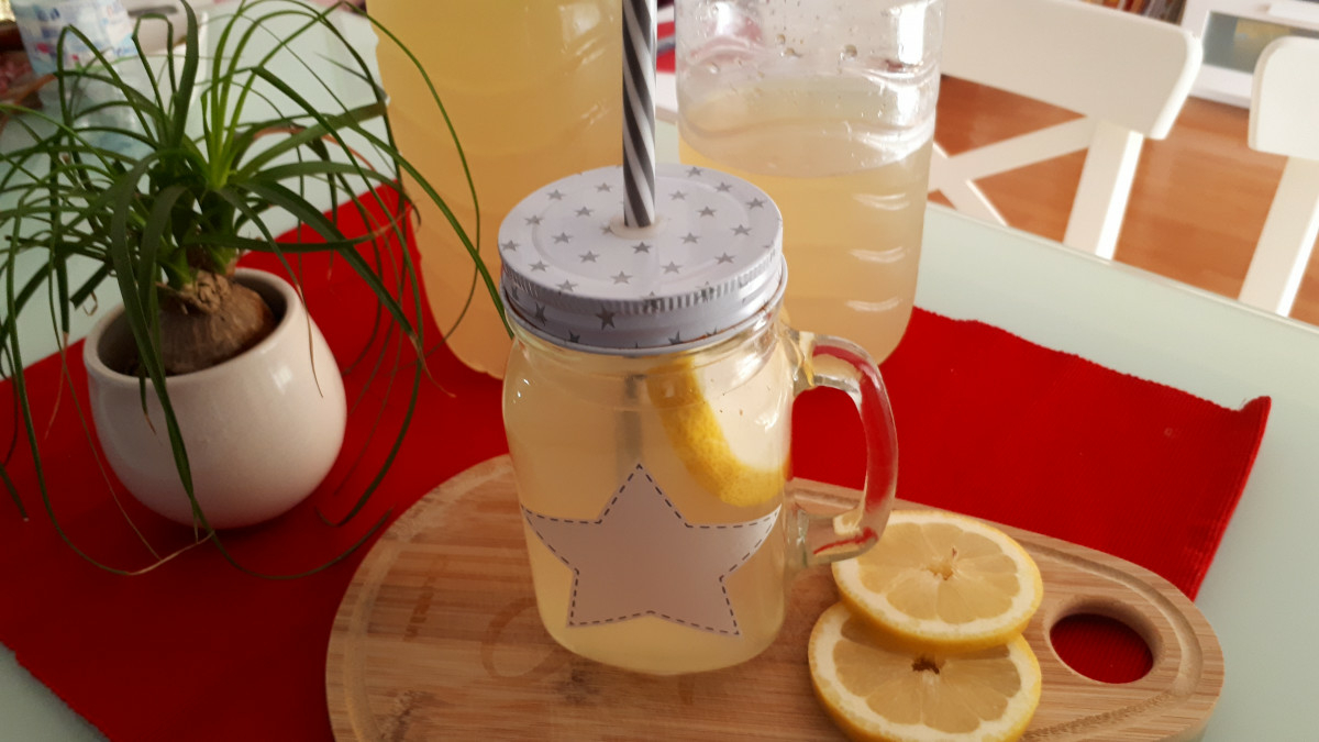 Освежаващ и полезен сок от бъз и лимониНеобходими Продукти● лимони