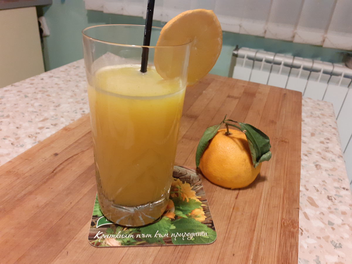 Освежаващ полезен и много приятен сок от портокали истински