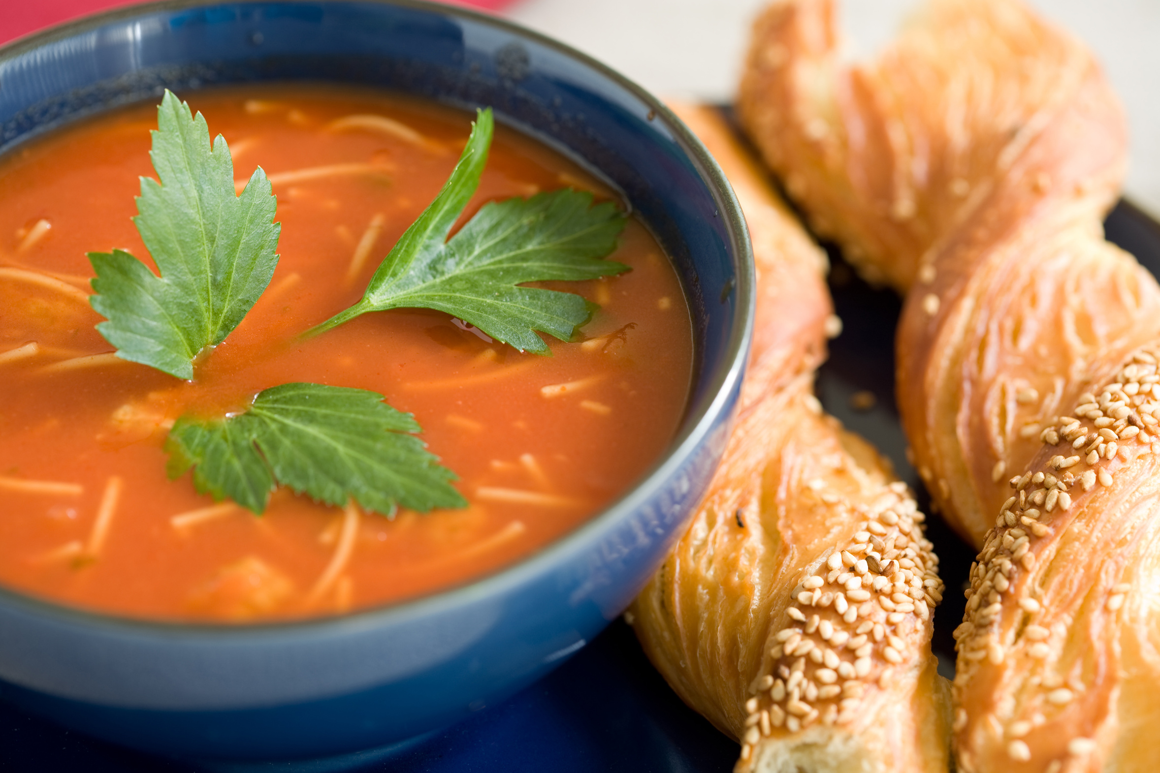 Уханна супа която задължително поднасяме с хрупкав хлябНеобходими Продукти● домати