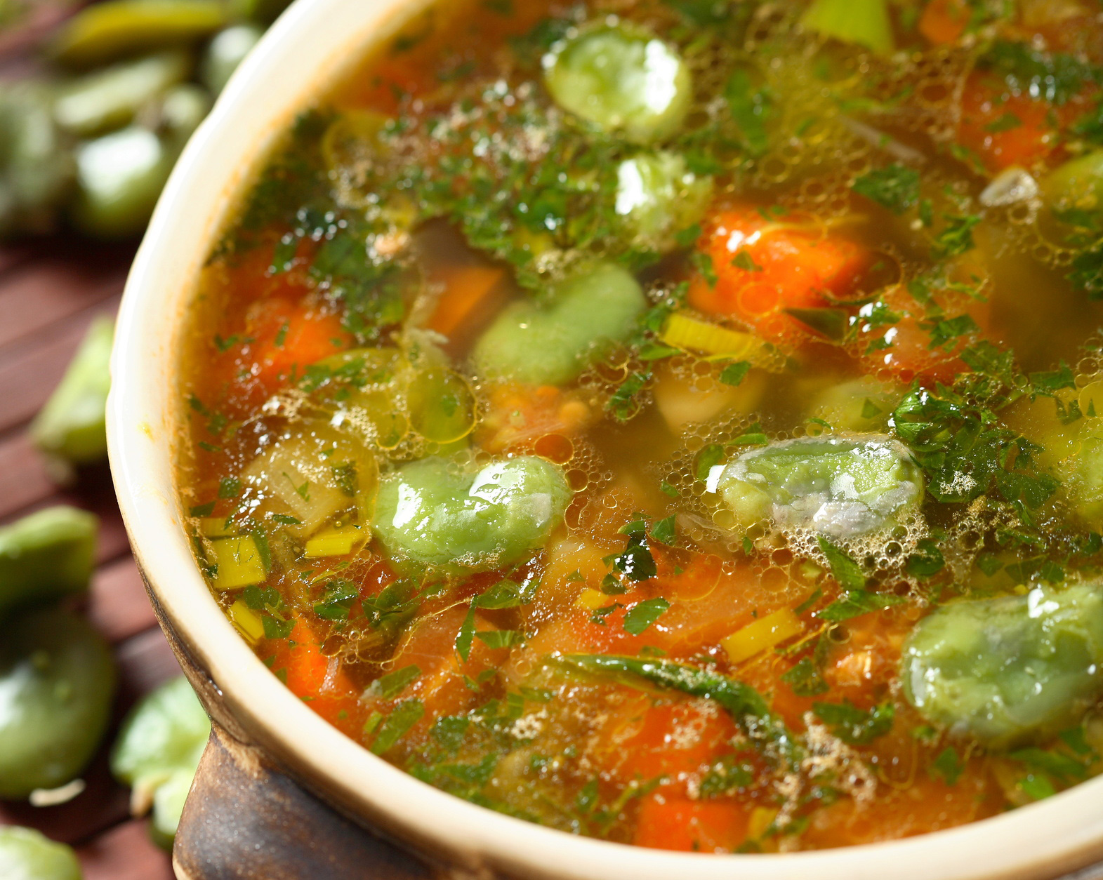 Плътна ароматна и много вкусна тази зеленчукова супа ще ви