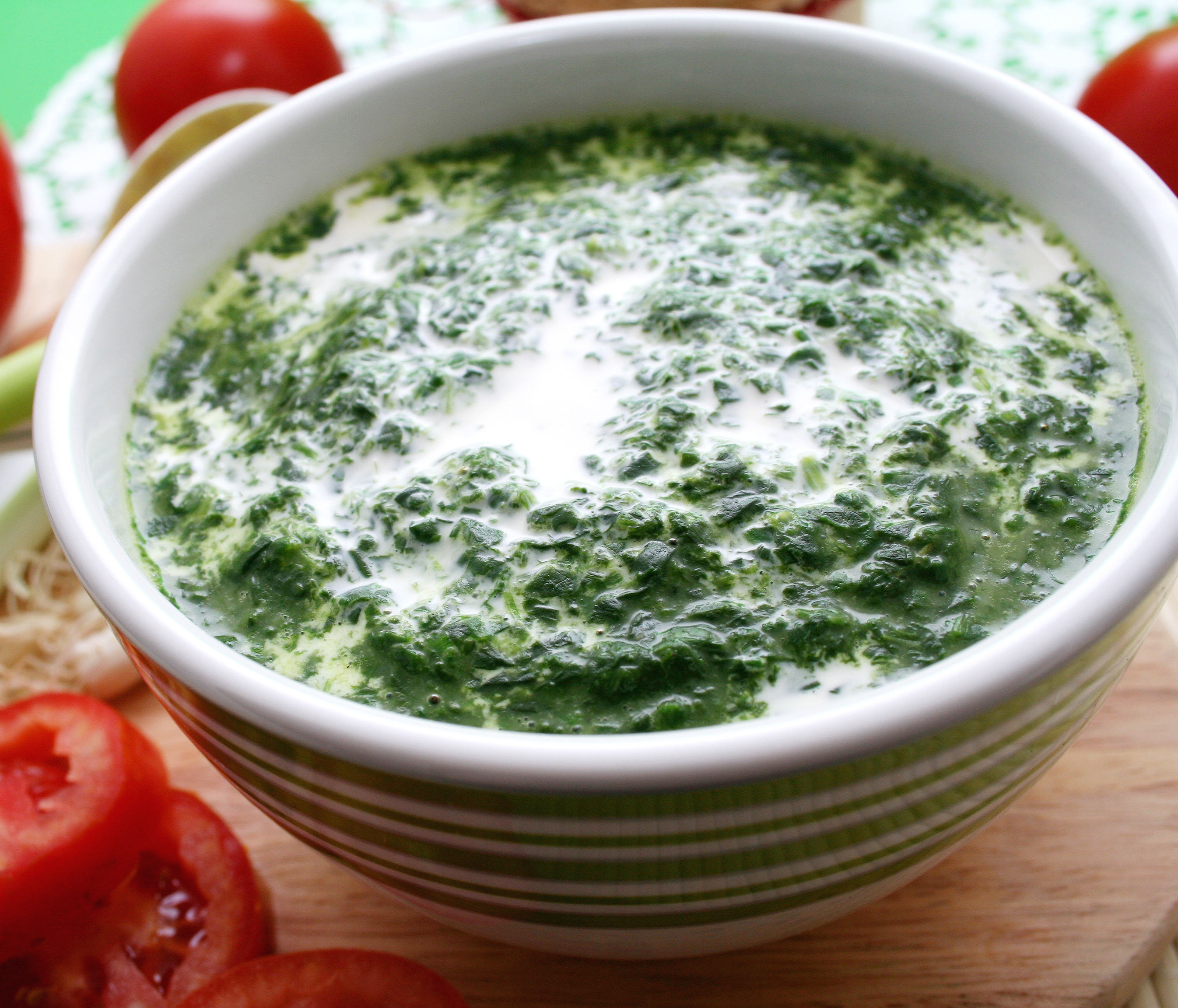 Богата супа с паста в закачлив зелен цвят хапвайте