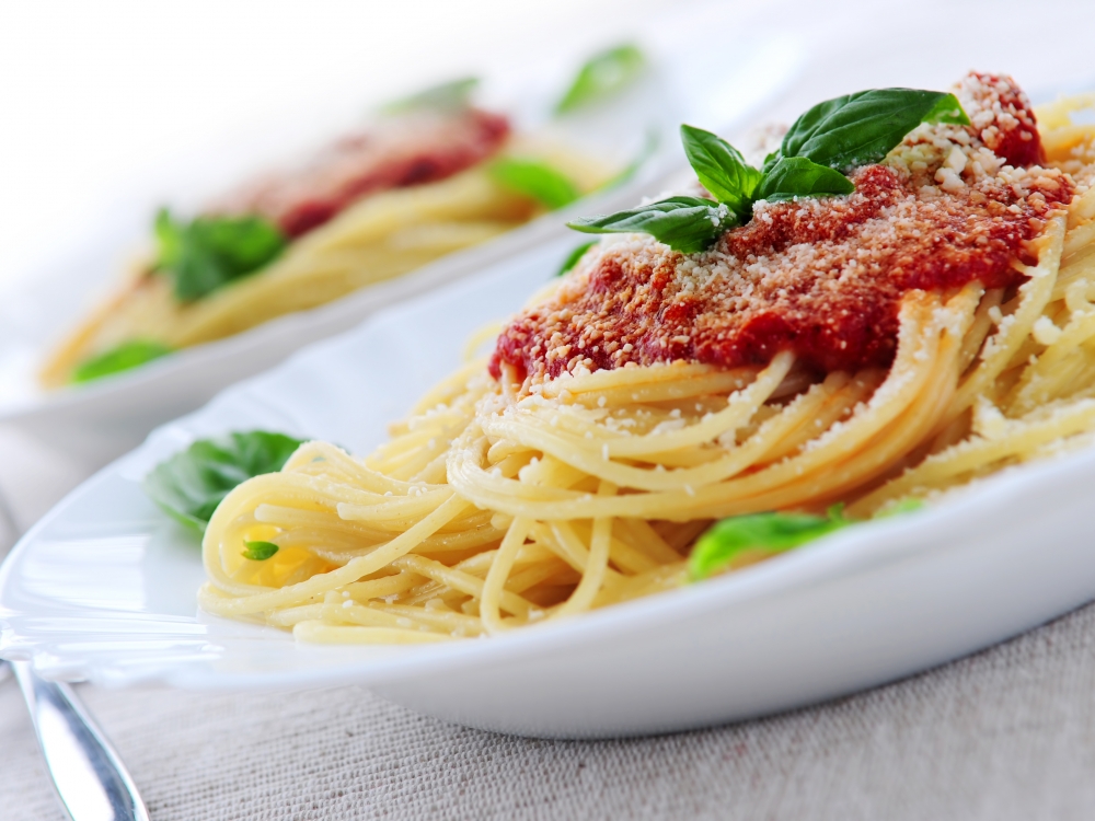 Поръсете спагетите обилно с бекон защото беконът е най подходящата подправка