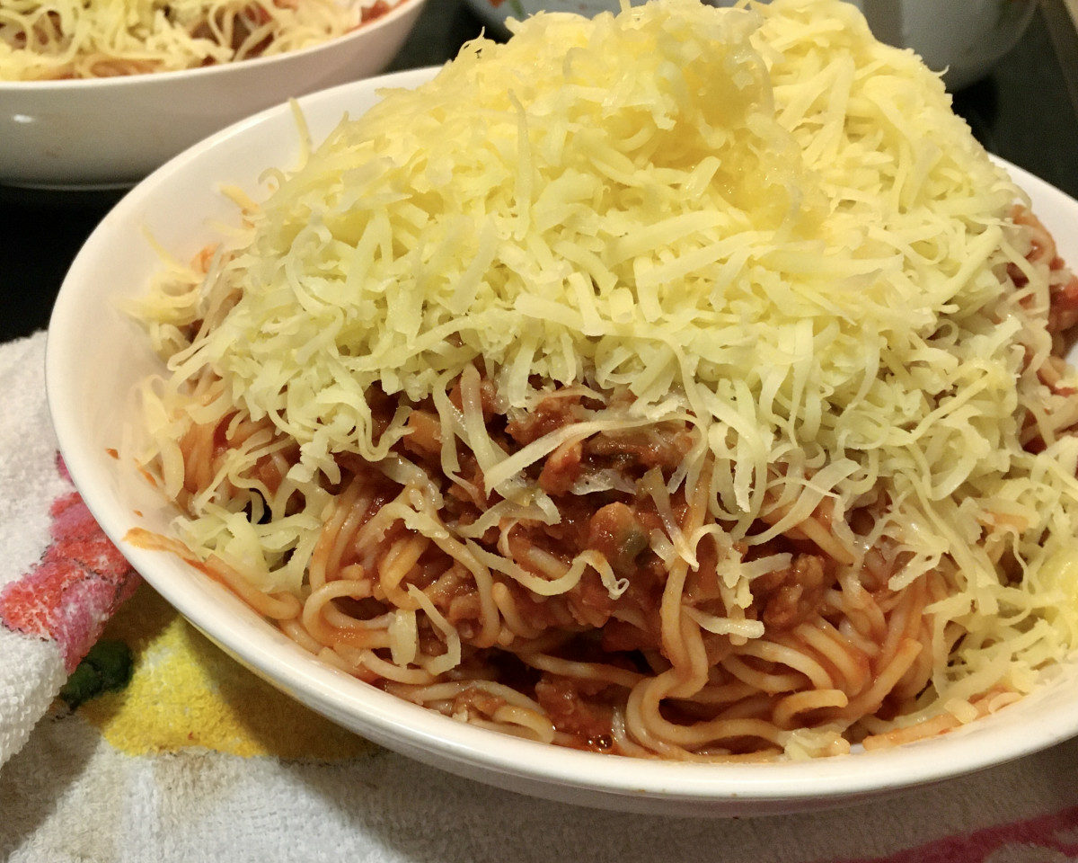Спагети с домашен доматен сос щедра порция за почитателиНеобходими
