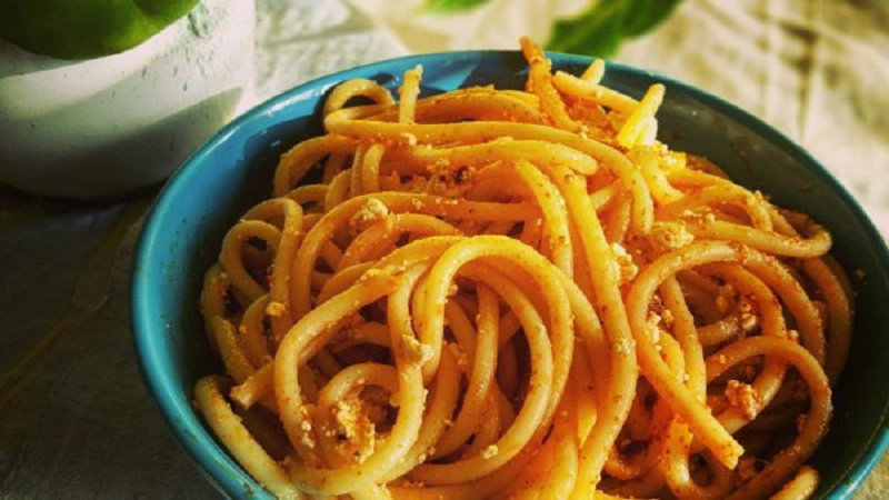 Пикантните пържени спагети с фета сирене са много семпли, но