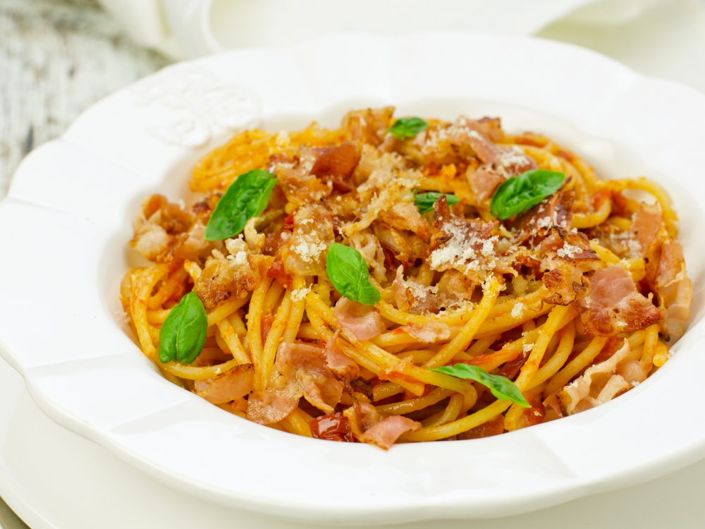 Обожаваме спагети и със сметана, и с доматен сос, затова